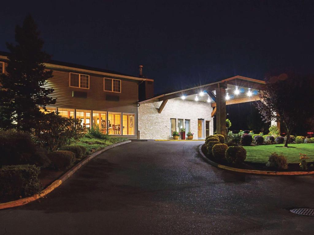La Quinta Inn & Suites by Wyndham Woodburn photo