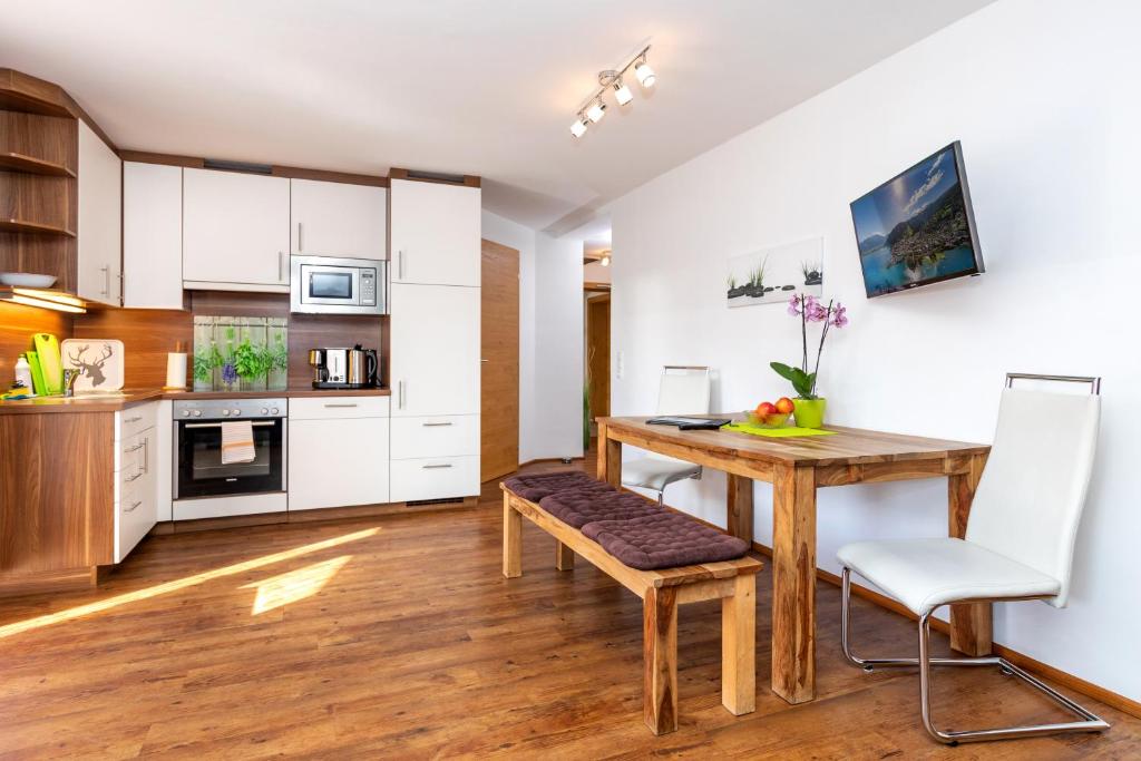 Kitchen, Appartement Pension Albert summercard and free parking included in Zell Am See