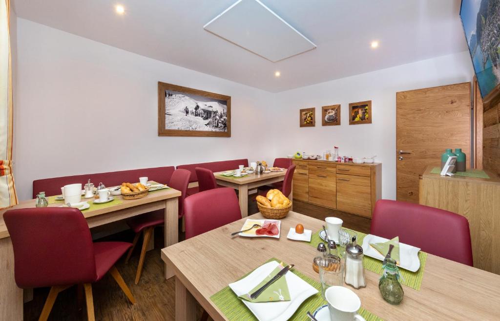 Shared lounge/TV area, Appartement Pension Albert summercard and free parking included in Zell Am See