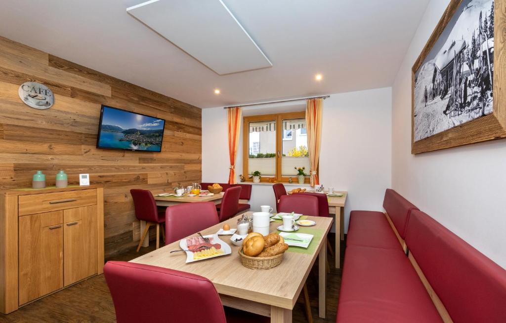 Shared lounge/TV area