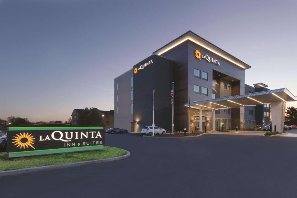 La Quinta Inn & Suites by Wyndham Terre Haute photo