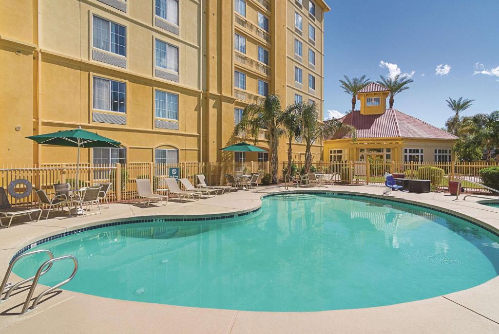 La Quinta Inn & Suites by Wyndham Phoenix Mesa West photo