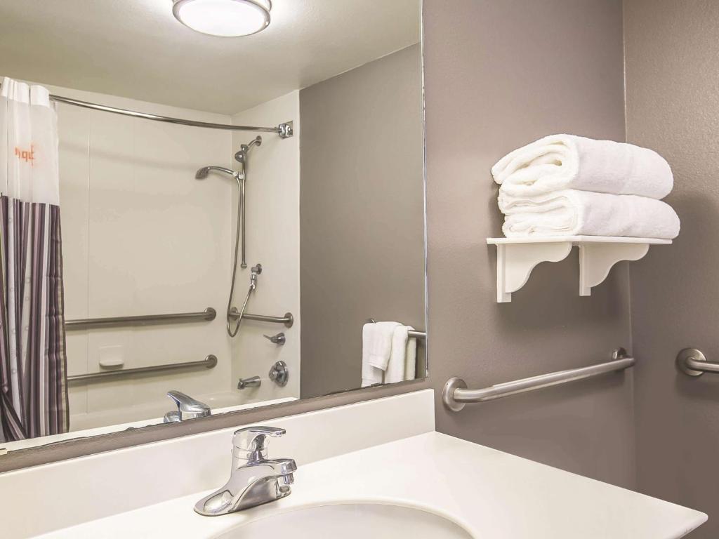 La Quinta Inn & Suites by Wyndham Tampa Brandon Regency Park photo