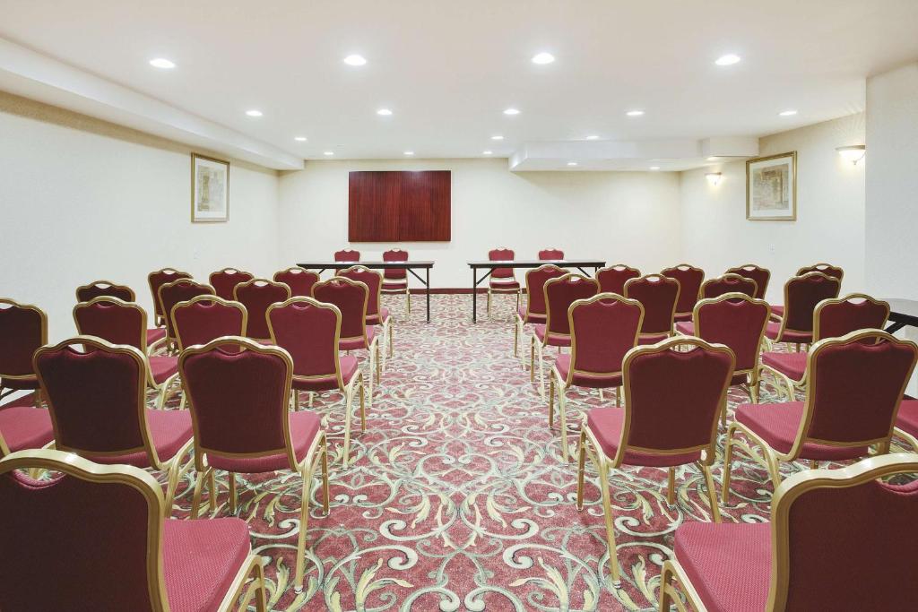 La Quinta Inn Queens Photo 7