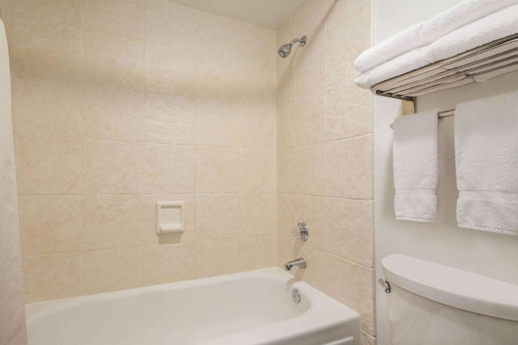 La Quinta Inn Everett Photo 23
