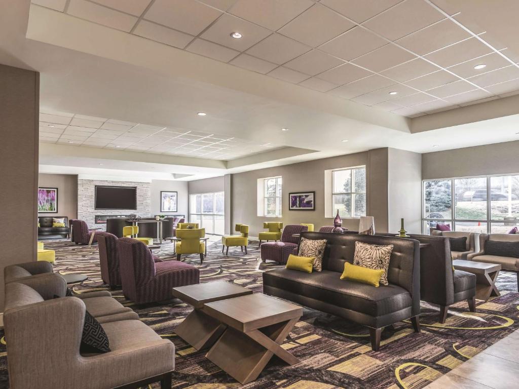La Quinta Inn & Suites by Wyndham Cincinnati Sharonville 전경