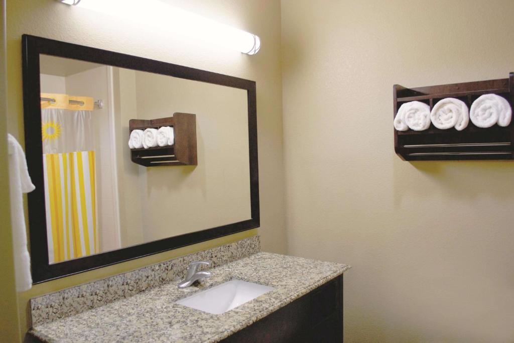 La Quinta Inn & Suites Pearsall Photo 4