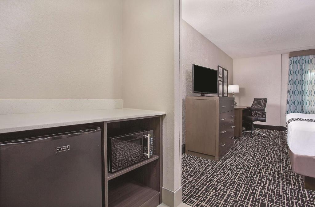 La Quinta Inn & Suites by Wyndham Chattanooga - East Ridge photo