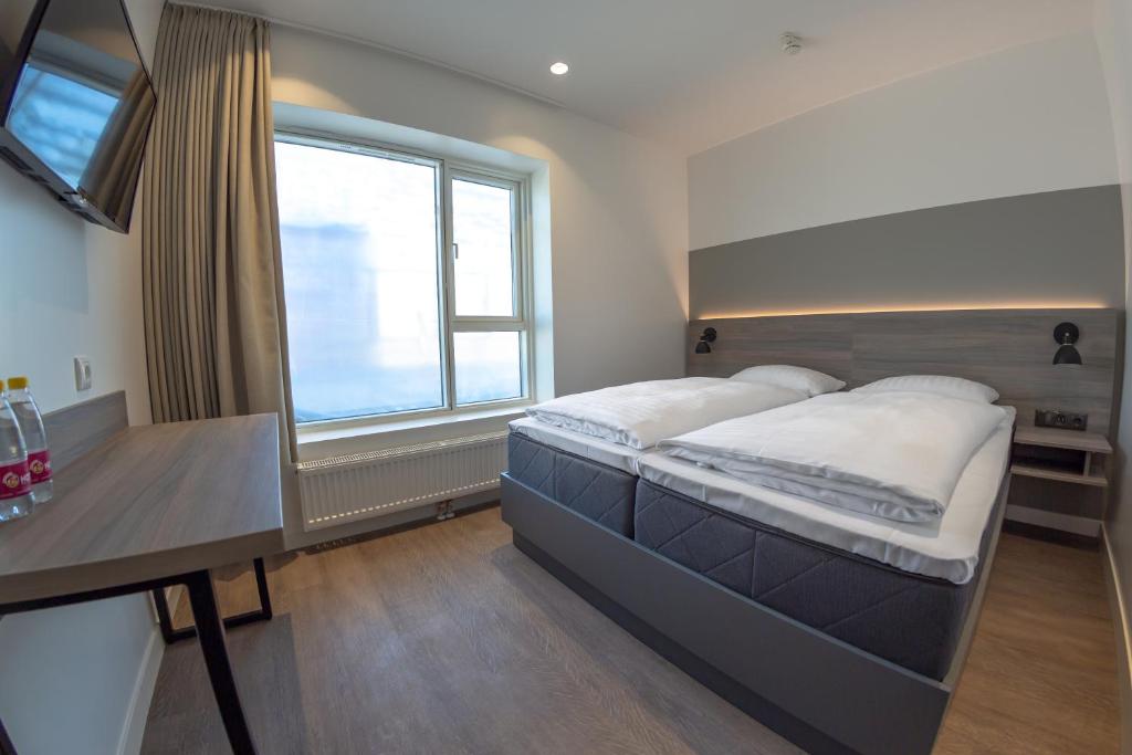 Hotel Room 5