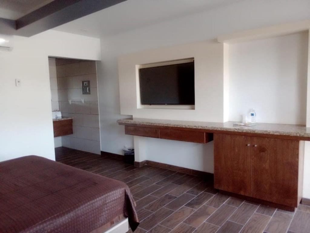HOTEL AZTECA INN - 3