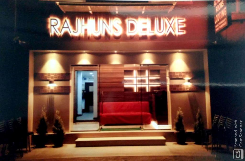 Rajhuns Deluxe Lodging photo