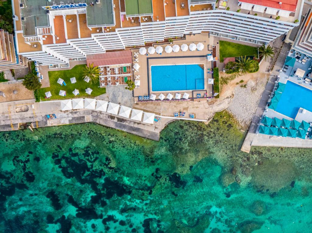 Globales Verdemar — Swimming pool in Santa Ponca, Balearic Islands