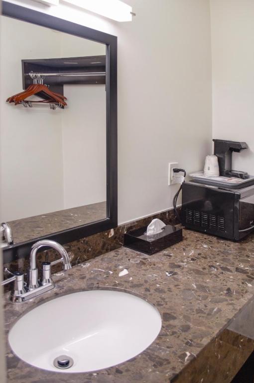 Travelodge by Wyndham Manhasset photo