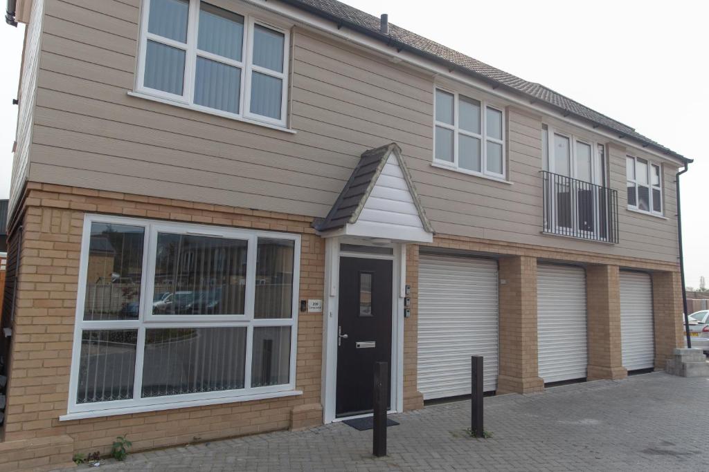 The Coach House - London Heathrow Serviced Apartments photo