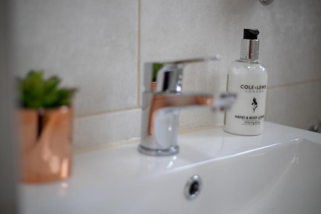 The Coach House - London Heathrow Serviced Apartments photo