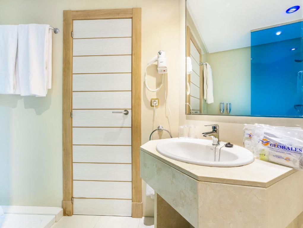 Globales America — Hotel rooms in Calas de Mallorca, Balearic Islands