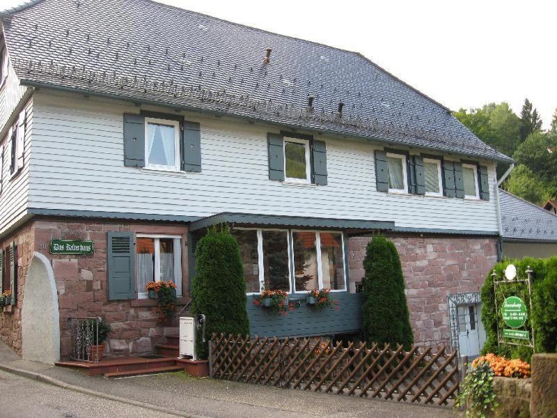 Ferienwohnung-Im-Kelterhaus-Wohnung-Blauer-Salon — Hotel in Bad Herrenalb