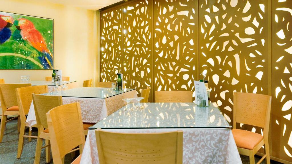 Bull Astoria Photo 8