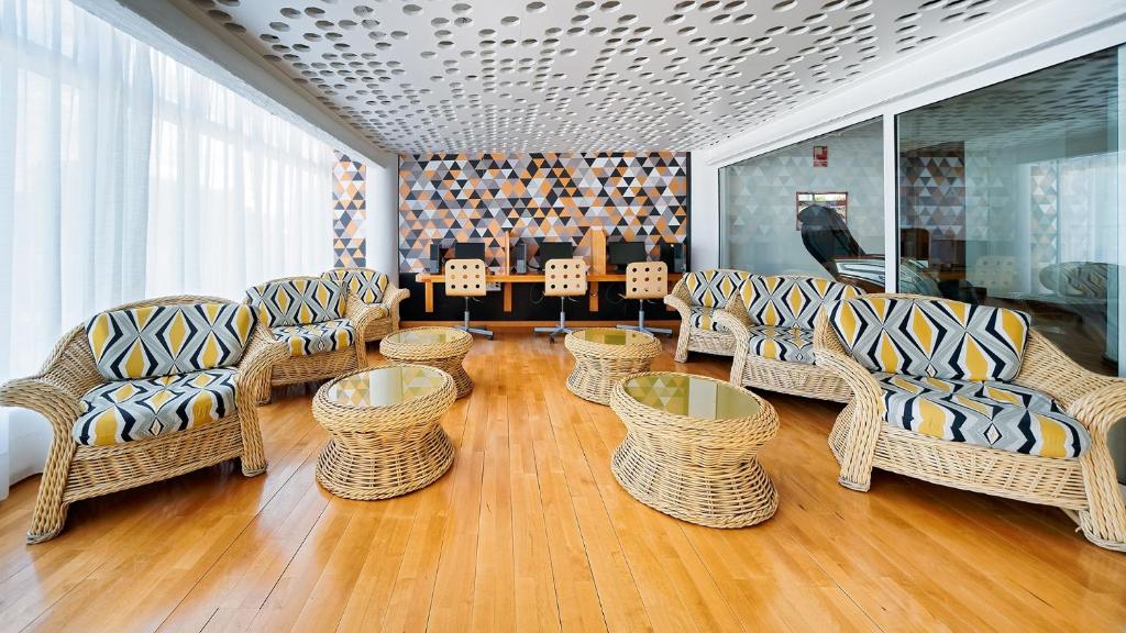 Bull Astoria Photo 9