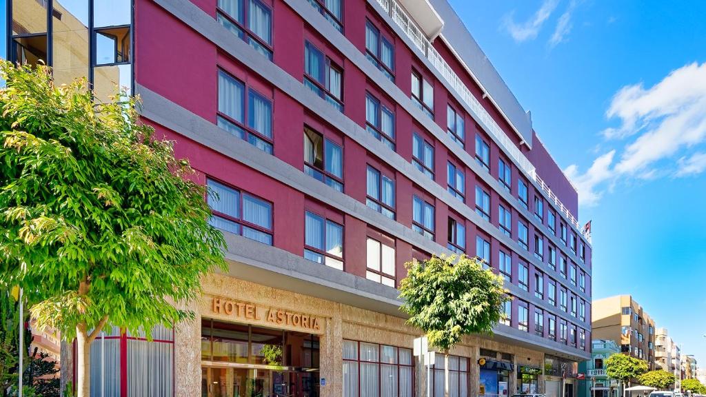 Bull Astoria Photo 13