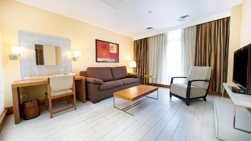 Bull Astoria Photo 16