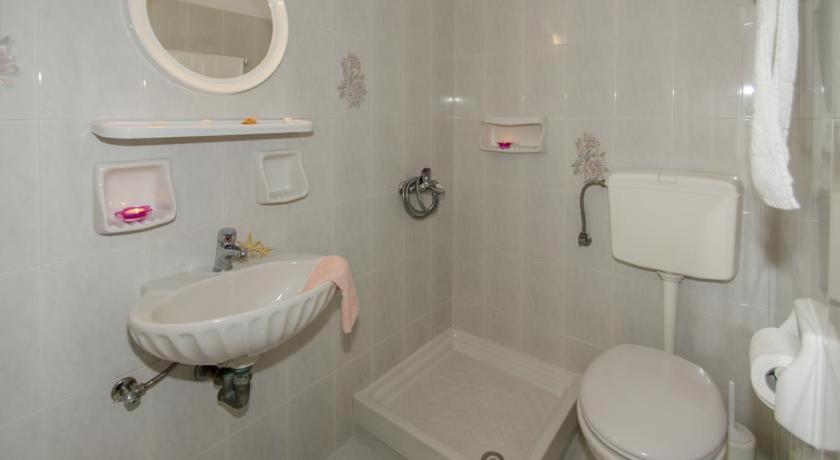 Andreas and Petrinela Rooms photo