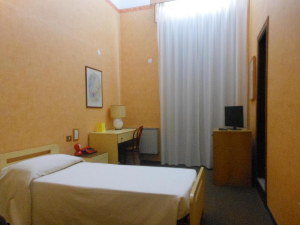 Hotel Corona photo