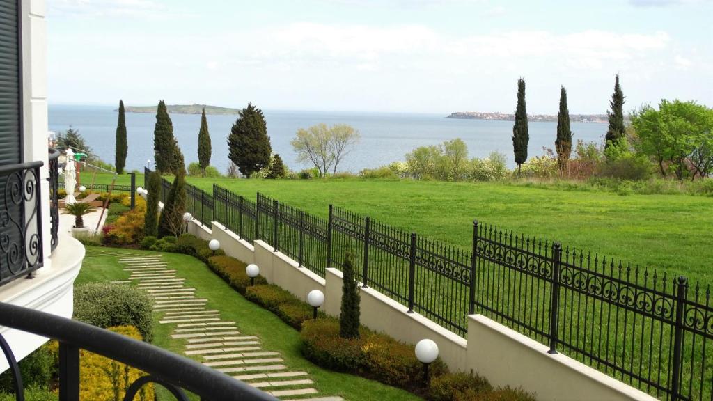 July's Island Deluxe — Hotel in Burgas