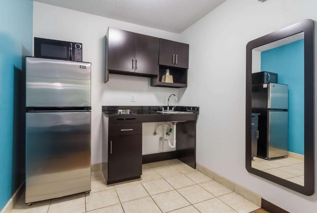 Kitchen, Motel 6 Gulf Shores, AL in Gulf Shores (AL)