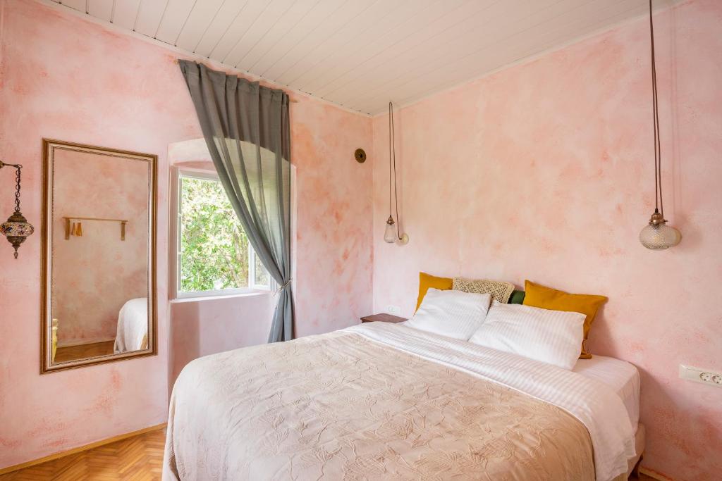Central, Quiet & Romantic Apartment - 4