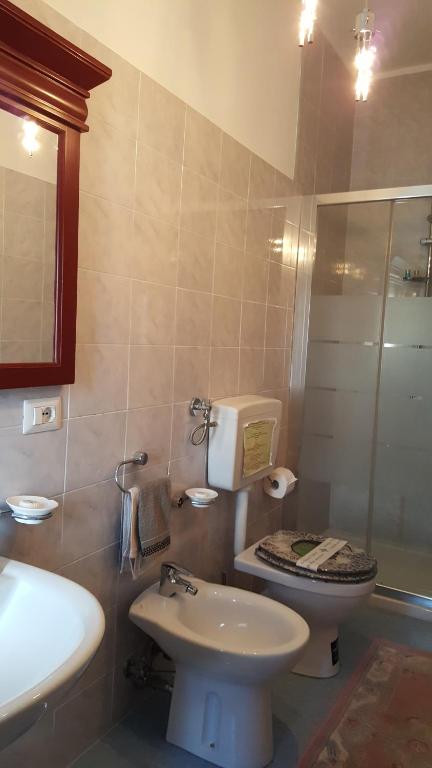 Shower, B&B United States of Europe in Catania