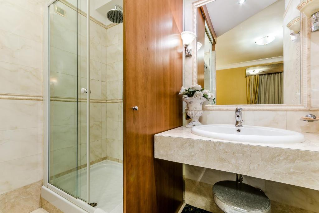 Luxury Rooms H 2000 Roma photo