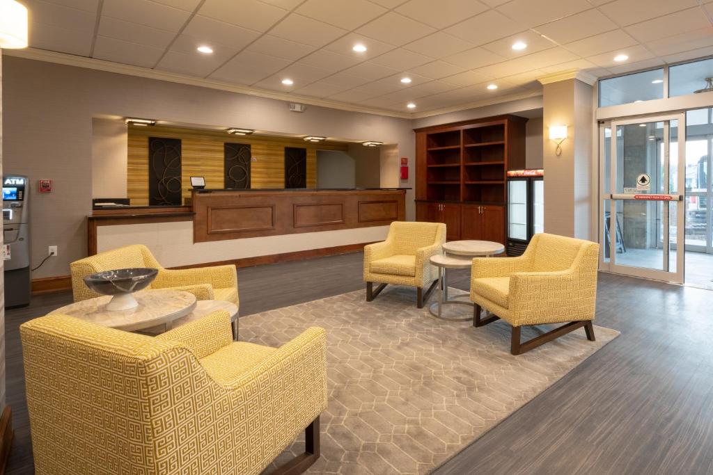 Cottonwood Suites Louisville Fair & Expo Center Photo 9