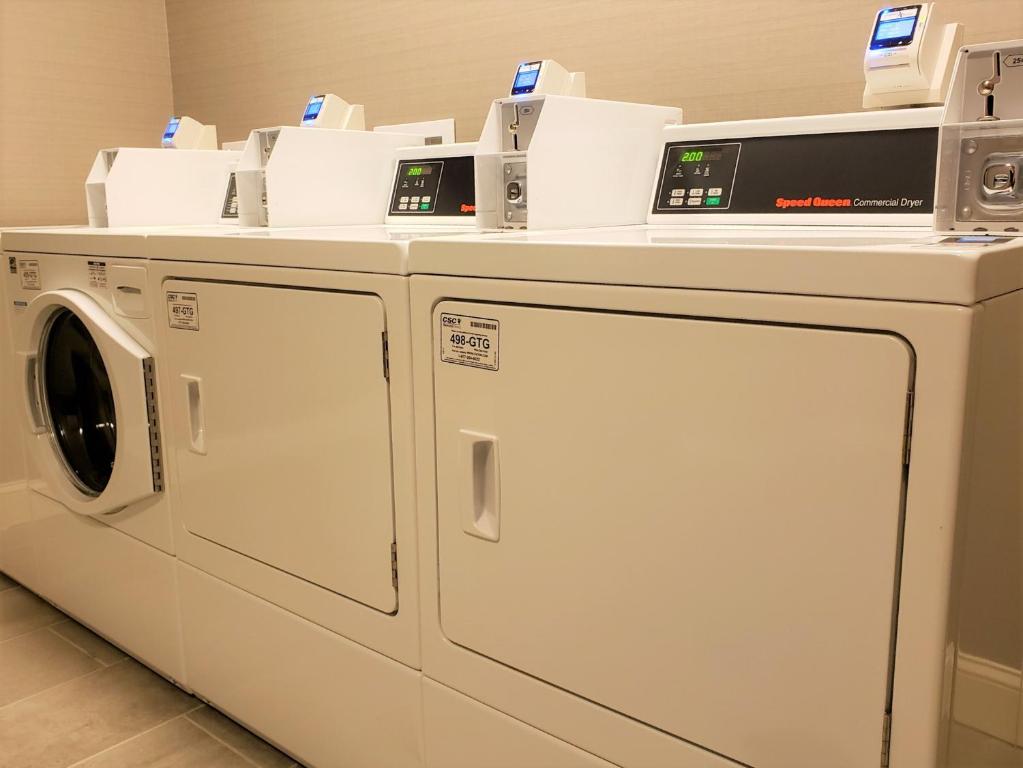 Cottonwood Suites Louisville Fair & Expo Center Photo 34