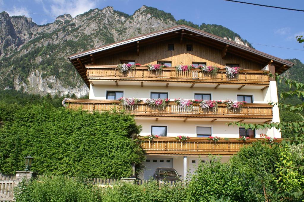 Pension Bergfried — Hotel in Grodig