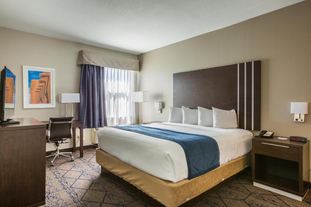 Baymont by Wyndham Albuquerque Airport photo