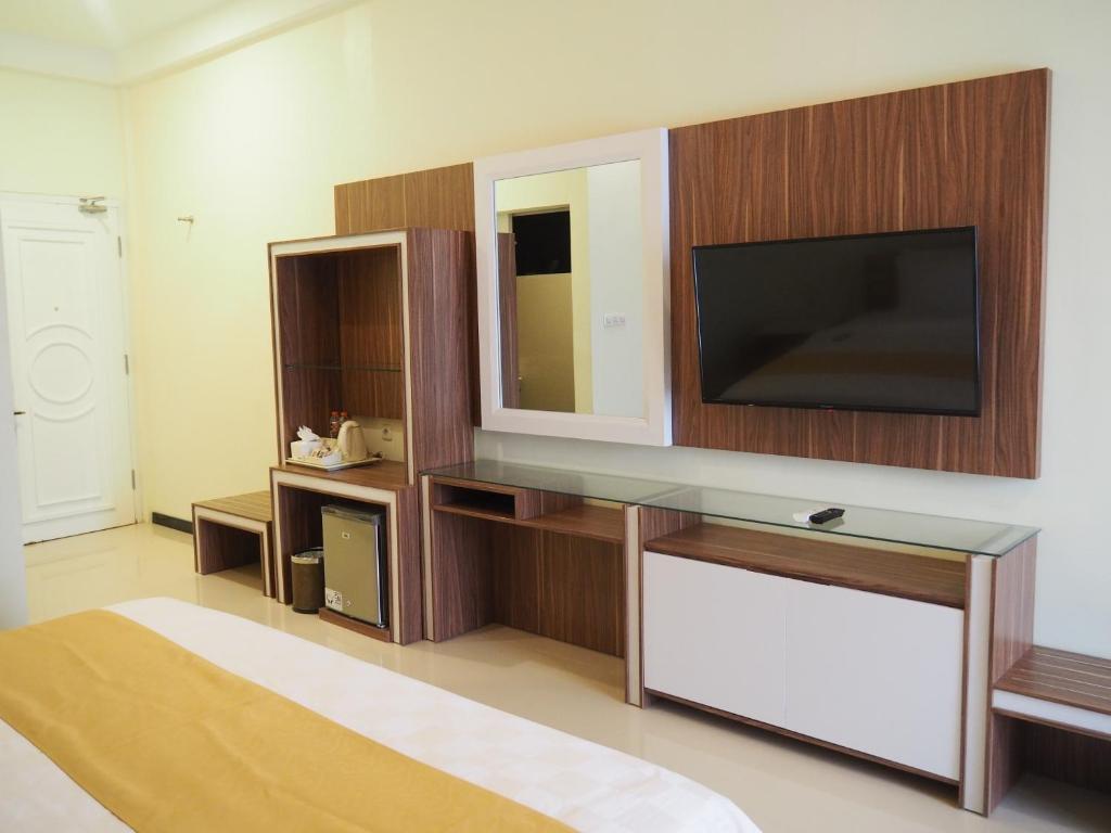 Shared lounge/TV area