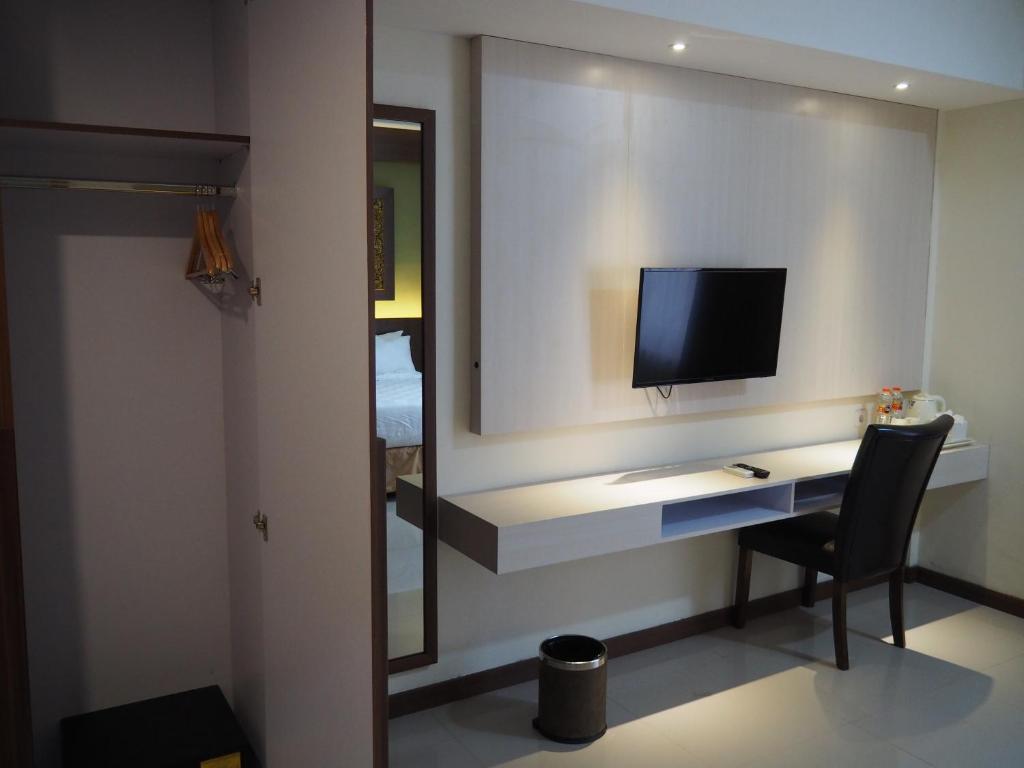 Shared lounge/TV area