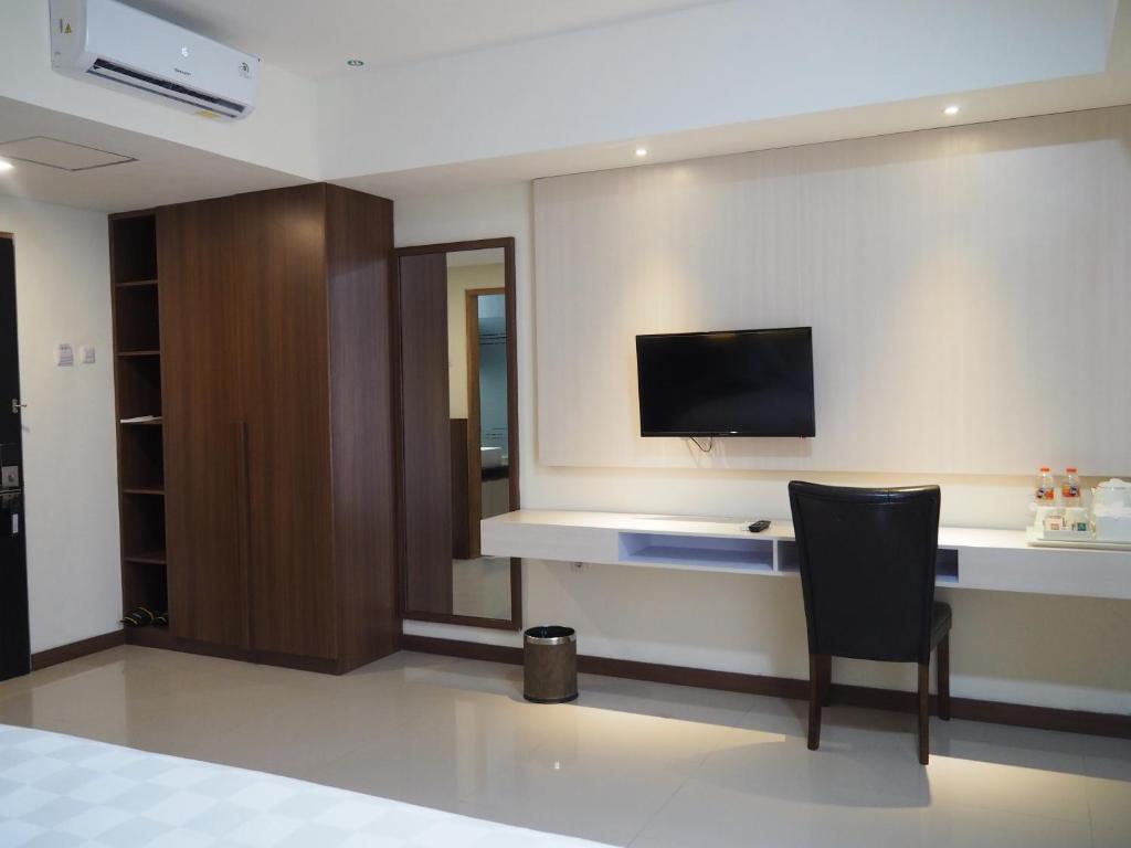 Shared lounge/TV area