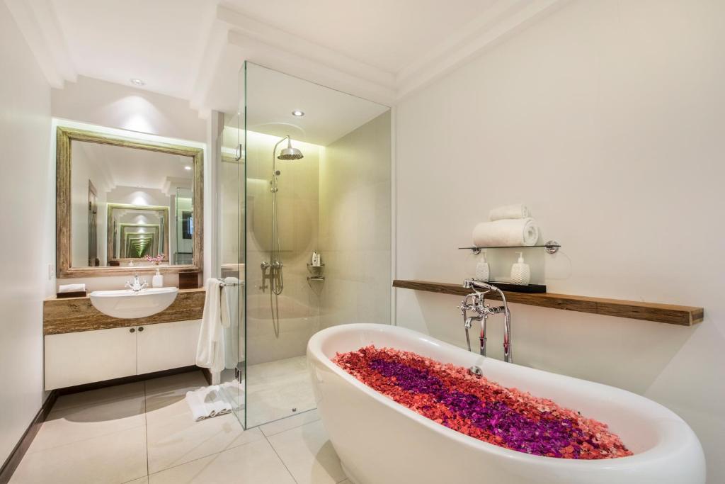 ヴィラ パンタイ カラン (Villa Pantai Karang) バスルーム（客室）