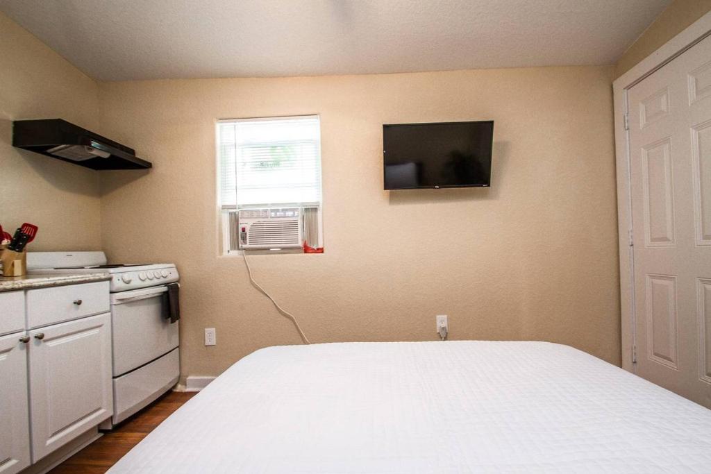 Remodeled Studio Near Downtown photo