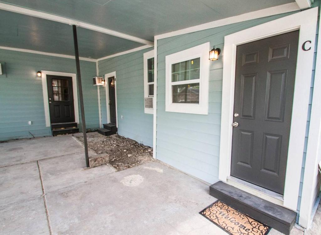 Remodeled Studio Near Downtown photo