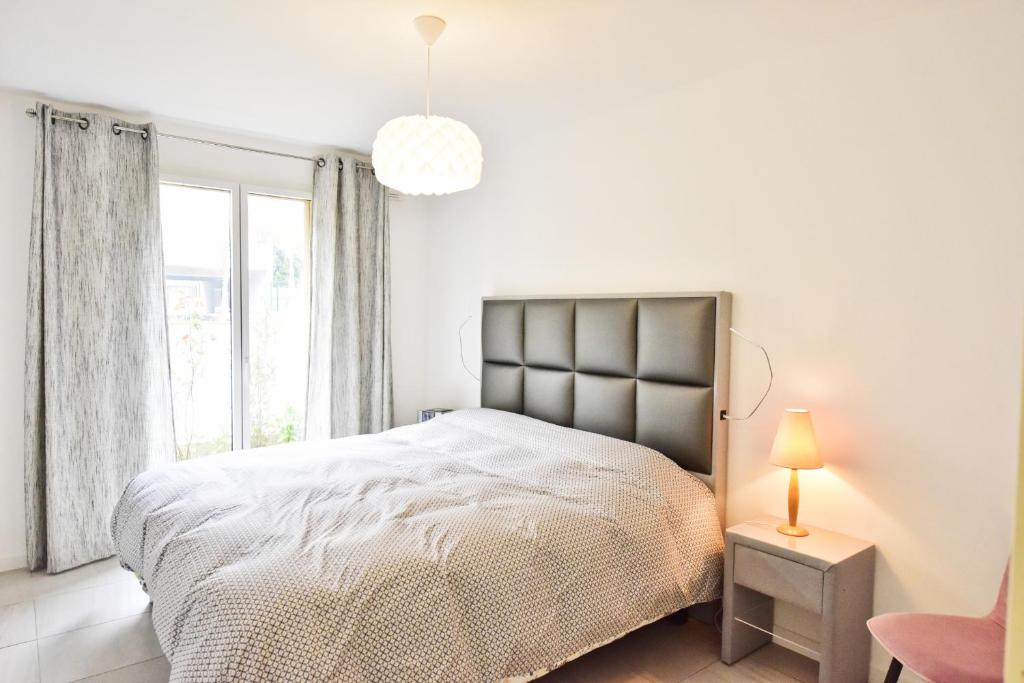2-Br with Terrace and Pool in the Heart of Palm Beach 전경