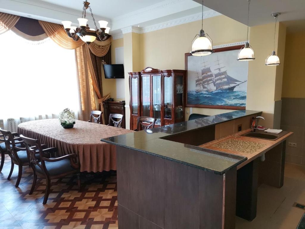 Front desk [24-hour]