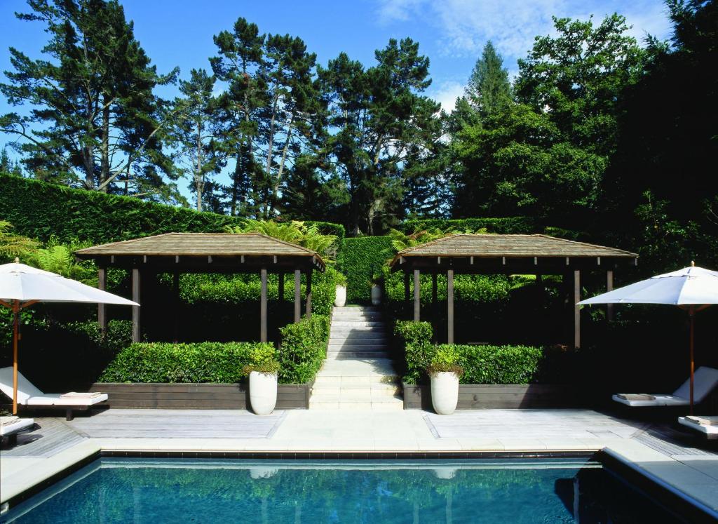 フカ ロッジ (Huka Lodge) スイミングプール