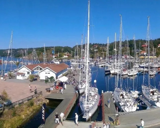 Henåns Hostel in the Marina, hotel in Henån