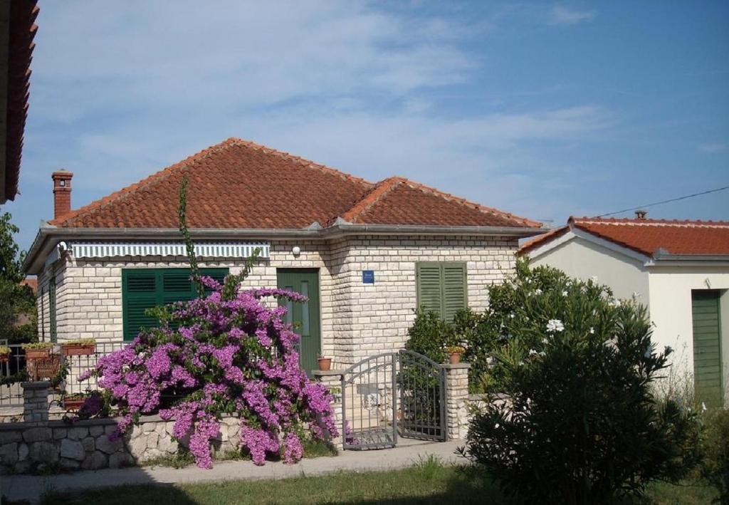 Holiday home Jaroje- 80m from beach — Hotel in Pasman