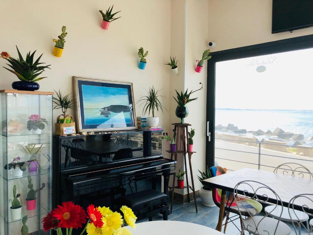 Shared lounge/TV area