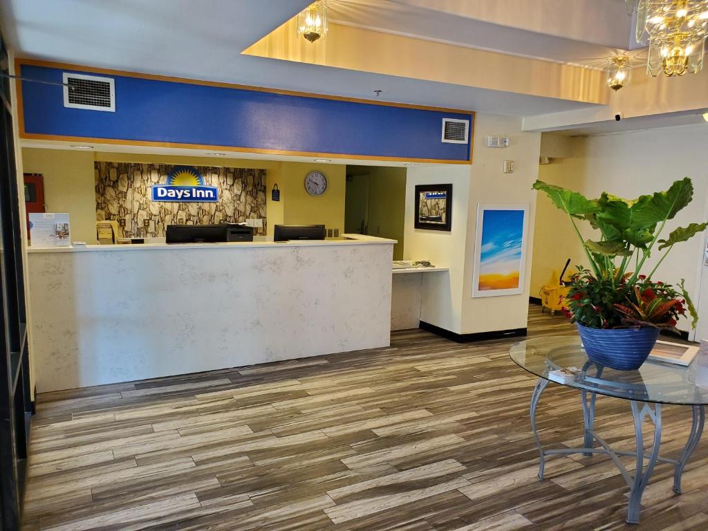 Days Inn by Wyndham Macon I-75 North photo