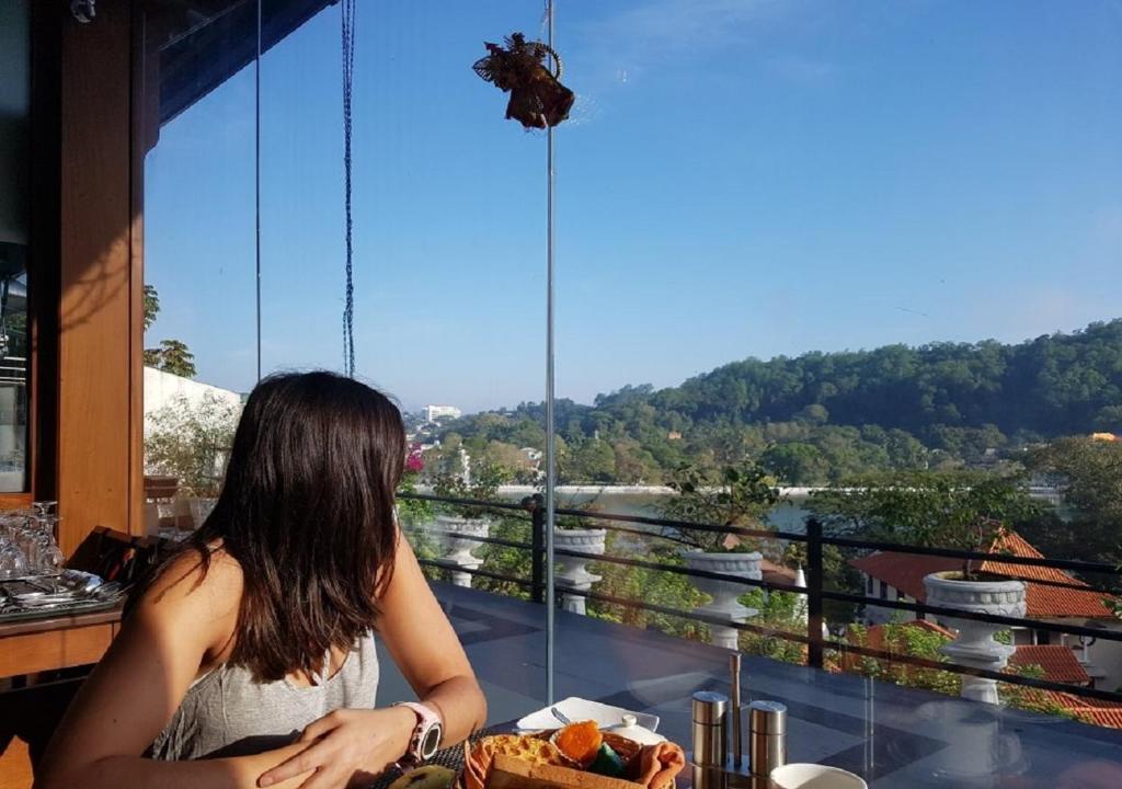 ヘブン セブン ホテル キャンディ ホテル (Heaven Seven Kandy Hotel) レストラン